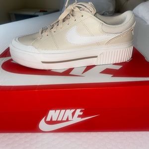 WOMENS NIKE COURT LEGACY LIFT